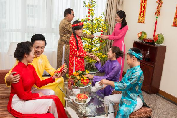 FILIAL PIETY WHEN TET COMES, SPRING COMES