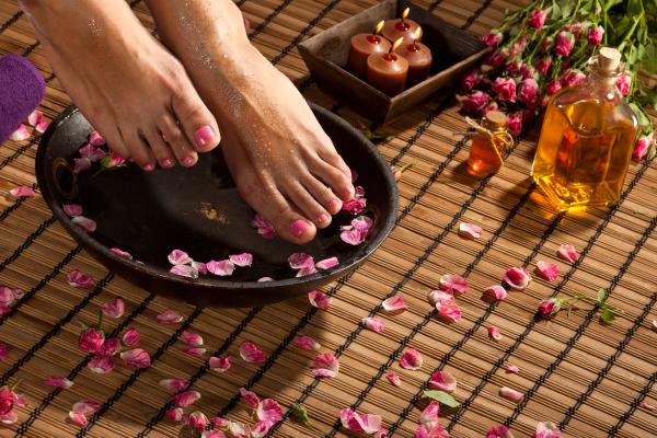 4 TYPES OF FOOT SOAKS CAN IMPROVE YOUR SLEEP